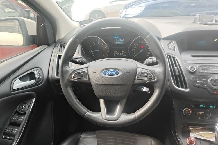 Used Ford Focus 2015 Hatchback EcoBoost 125 Automatic Supreme Style Edition Steering Wheel