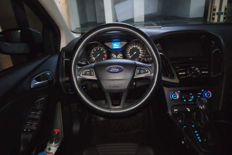 Used Ford Focus 2015 Hatchback EcoBoost 125 Automatic Supreme Style Edition Steering Wheel