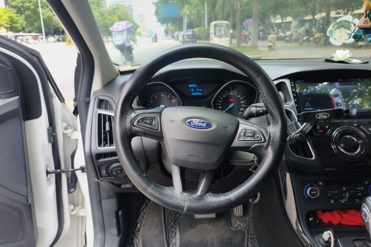Used Ford Focus 2015 Hatchback 1.6L Automatic Fashion Edition Steering Wheel