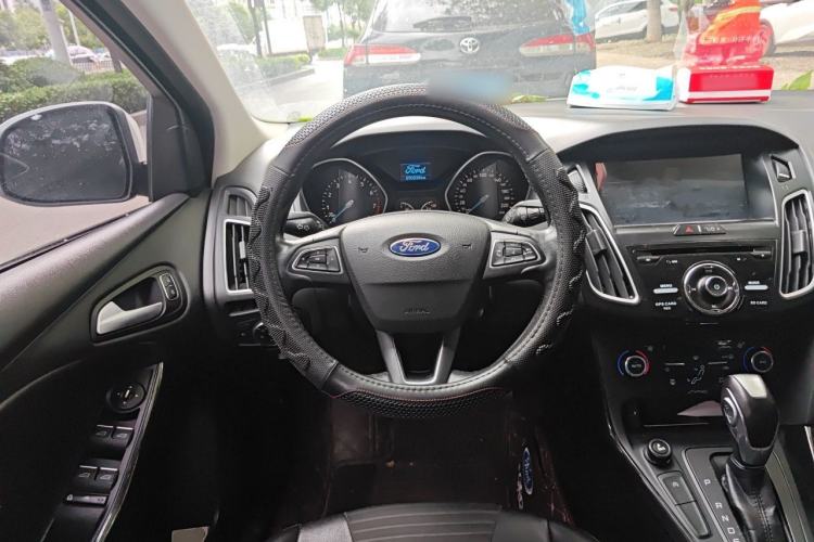 Used Ford Focus 2015 Hatchback EcoBoost 125 Automatic Supreme Style Edition Steering Wheel