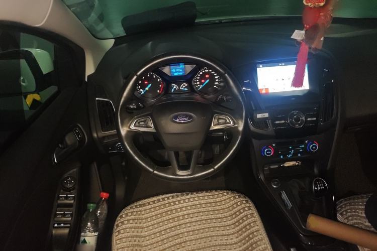 Used Ford Focus 2015 Hatchback EcoBoost 125 Manual – Ultra-Style Edition Steering Wheel