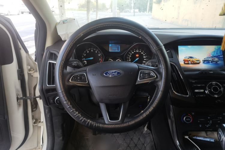 Used Ford Focus 2015 Hatchback 1.6L Automatic Fashion Edition Steering Wheel