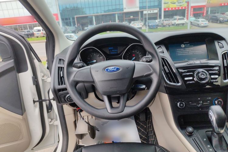 Used Ford Focus 2015 Sedan 1.6L Automatic Comfort Model Steering Wheel