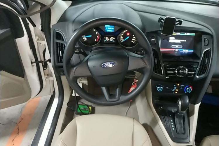 Used Ford Focus 2015 Sedan 1.6L Automatic Comfort Model Steering Wheel