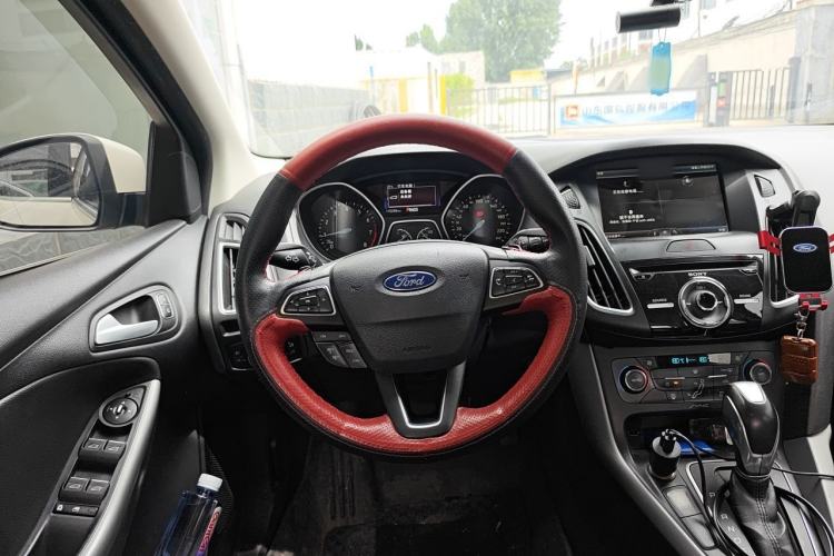 Used Ford Focus 2015 Hatchback EcoBoost 180 Automatic Sport Model Steering Wheel