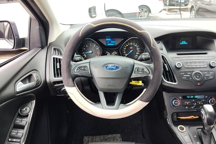 Used Ford Focus 2015 Hatchback EcoBoost 125 Automatic Supreme Style Edition Steering Wheel