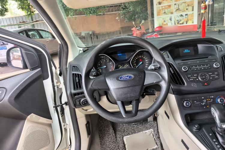 Used Ford Focus 2015 Sedan 1.6L Automatic Comfort Model Steering Wheel