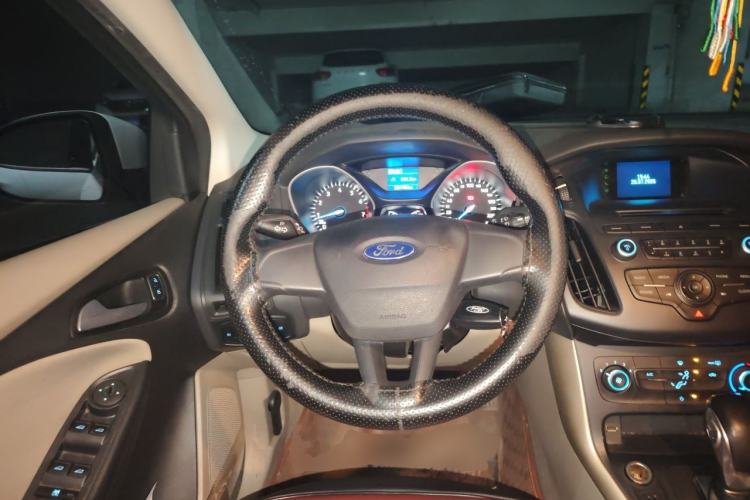Used Ford Focus 2015 Sedan 1.6L Automatic Comfort Model Steering Wheel
