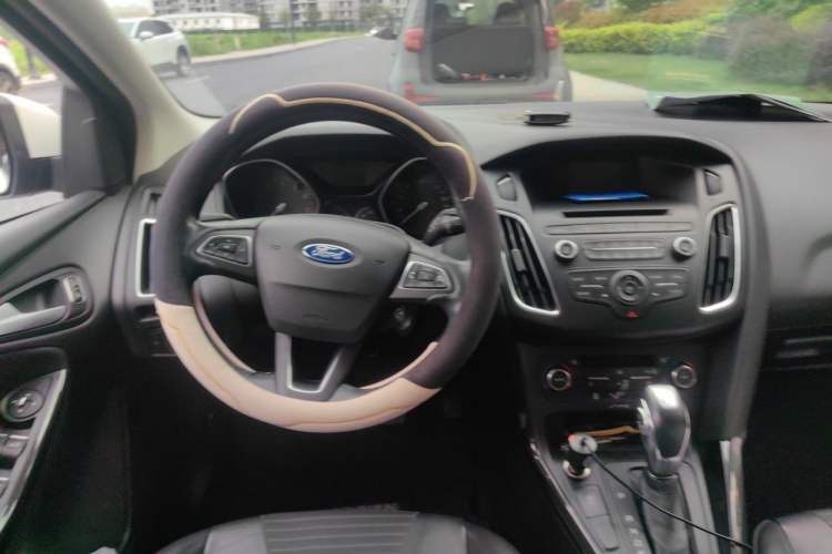 Used Ford Focus 2015 Hatchback EcoBoost 125 Automatic Supreme Style Edition Steering Wheel