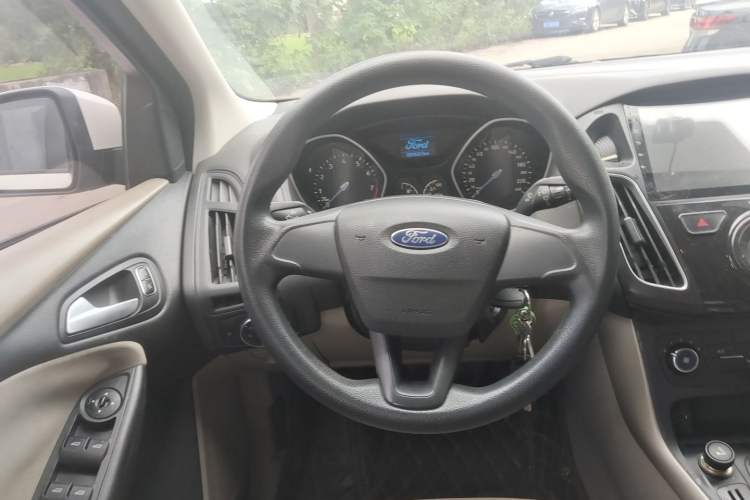 Used Ford Focus 2015 Sedan 1.6L Automatic Comfort Model Steering Wheel