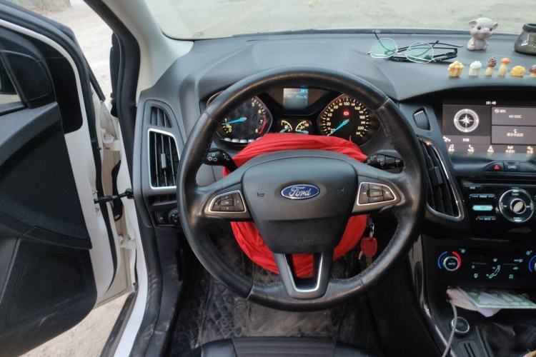 Used Ford Focus 2015 Hatchback EcoBoost 125 Manual – Ultra-Style Edition Steering Wheel