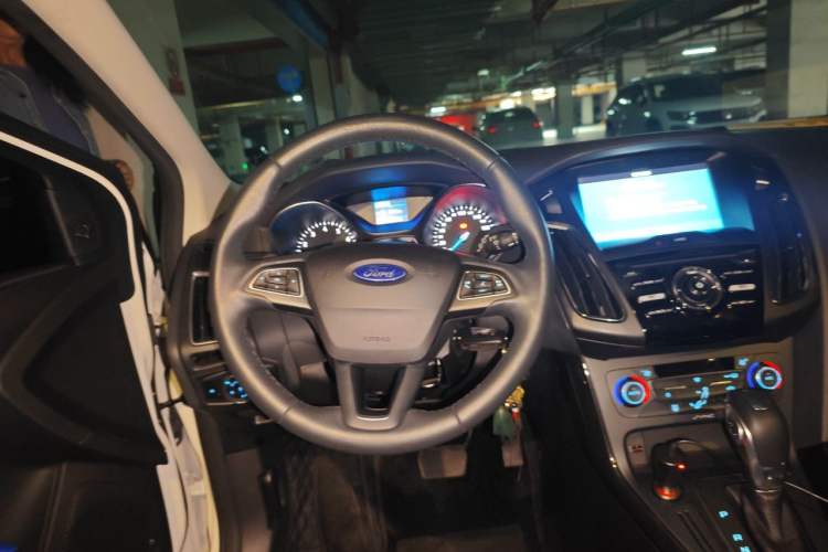 Used Ford Focus 2015 Hatchback 1.6L Automatic Fashion Edition Steering Wheel