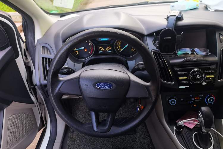 Used Ford Focus 2015 Sedan 1.6L Automatic Comfort Model Steering Wheel