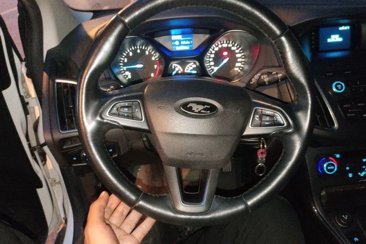 Used Ford Focus 2015 Hatchback EcoBoost 125 Automatic Supreme Style Edition Steering Wheel