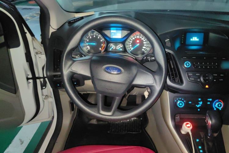 Used Ford Focus 2015 Sedan 1.6L Automatic Comfort Model Steering Wheel
