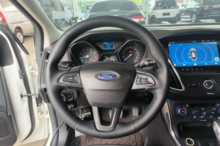 Used Ford Focus 2015 Hatchback EcoBoost 125 Automatic Supreme Style Edition Steering Wheel