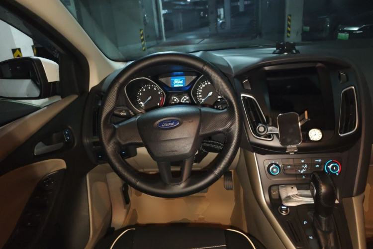 Used Ford Focus 2015 Sedan 1.6L Automatic Comfort Model Steering Wheel
