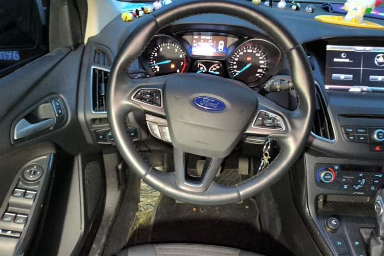 Used Ford Focus 2015 Hatchback EcoBoost 180 Automatic Elite Model Steering Wheel
