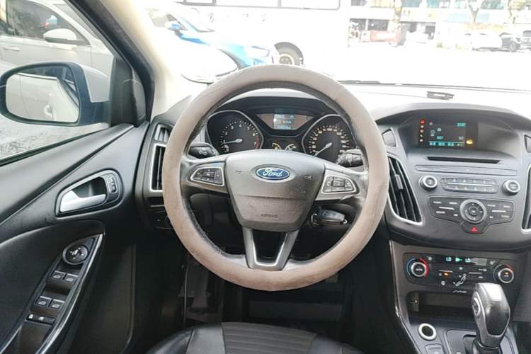 Used Ford Focus 2015 Hatchback EcoBoost 125 Automatic Supreme Style Edition Steering Wheel
