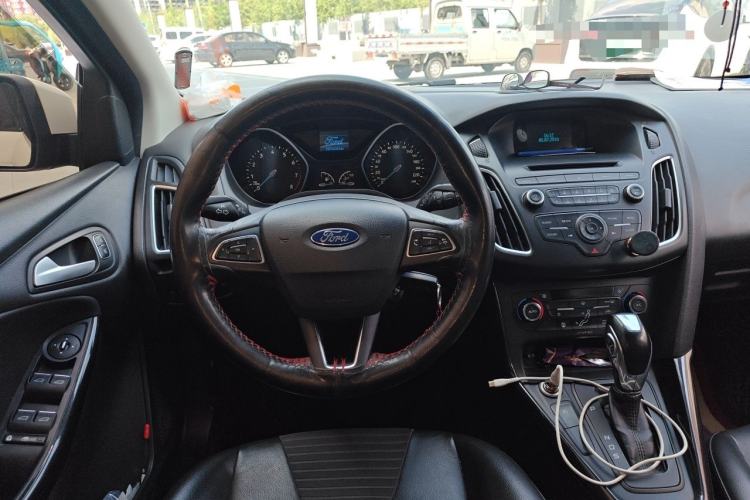 Used Ford Focus 2015 Hatchback EcoBoost 125 Automatic Supreme Style Edition Steering Wheel