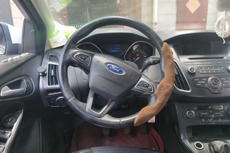 Used Ford Focus 2015 Sedan EcoBoost 125 Manual – Ultra-Style Edition Steering Wheel
