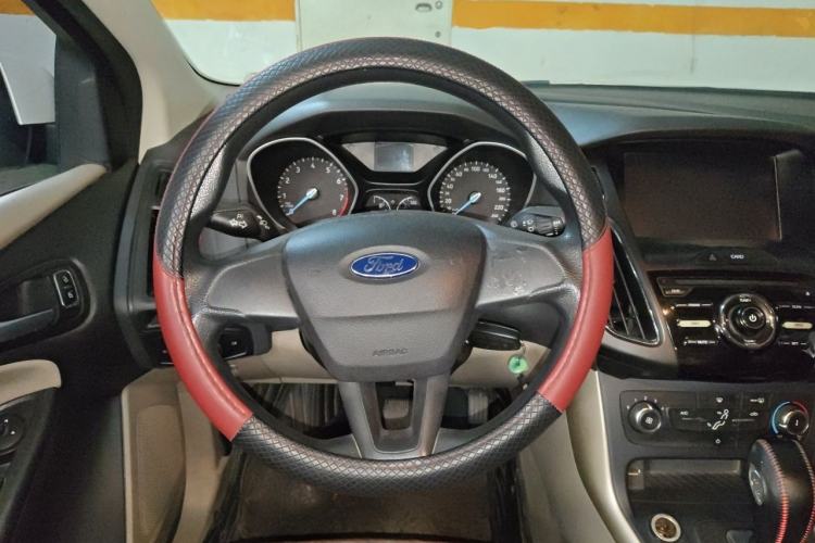 Used Ford Focus 2015 Sedan 1.6L Automatic Comfort Model Steering Wheel