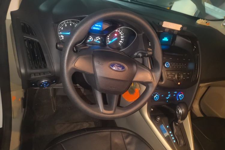 Used Ford Focus 2015 Sedan 1.6L Automatic Comfort Model Steering Wheel