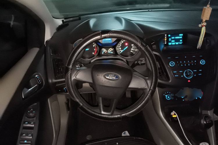 Used Ford Focus 2015 Sedan 1.6L Manual Comfort Model Steering Wheel