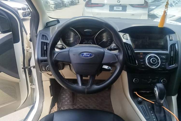 Used Ford Focus 2015 Sedan 1.6L Automatic Comfort Model Steering Wheel