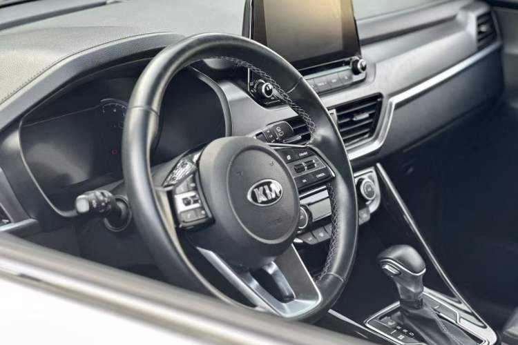 Used Ford Focus 2015 Sedan 1.6L Manual Fashion Edition Steering Wheel