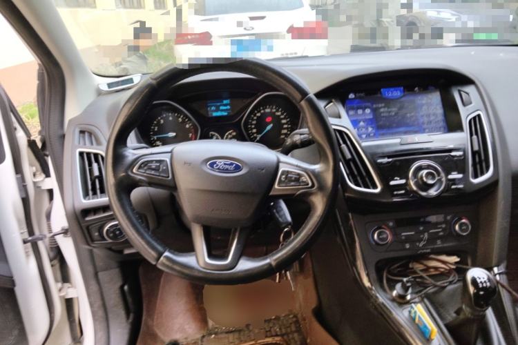 Used Ford Focus 2015 Sedan EcoBoost 125 Manual – Ultra-Style Edition Steering Wheel