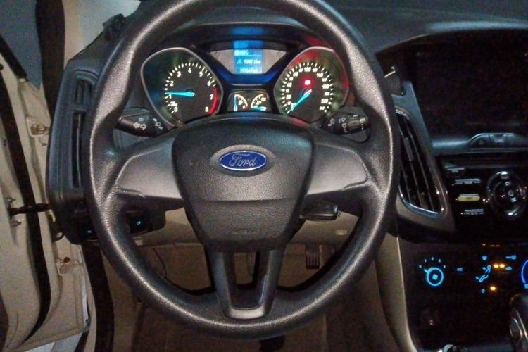 Used Ford Focus 2015 Sedan 1.6L Automatic Comfort Model Steering Wheel