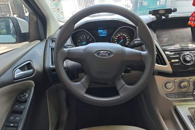 Used Ford Focus 2015 Sedan 1.6L Automatic Comfort Model Steering Wheel