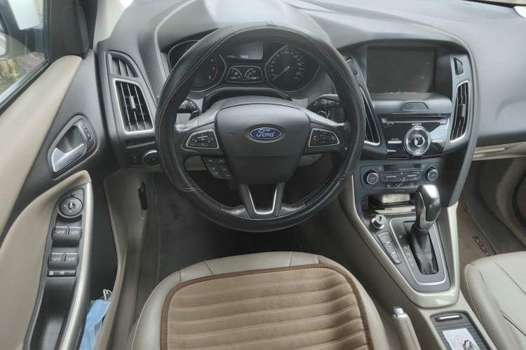 Used Ford Focus 2015 Sedan EcoBoost 180 Automatic Flagship Model Steering Wheel