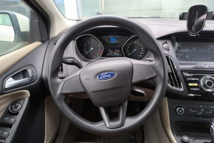 Used Ford Focus 2015 Sedan 1.6L Automatic Comfort Model Steering Wheel