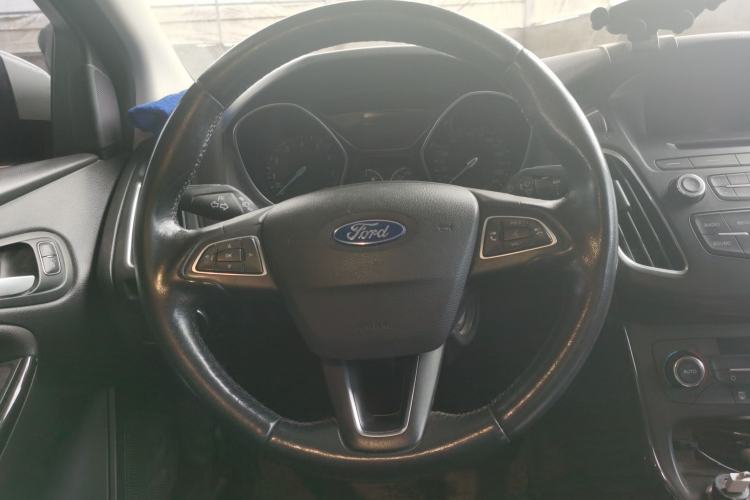 Used Ford Focus 2015 Sedan EcoBoost 125 Manual – Ultra-Style Edition Steering Wheel