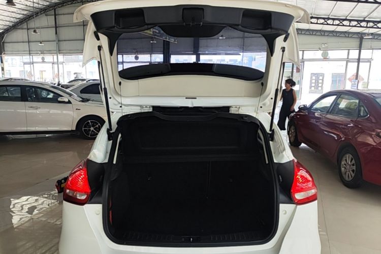 Used Ford Focus 2015 Hatchback 1.6L Automatic Fashion Edition Trunk