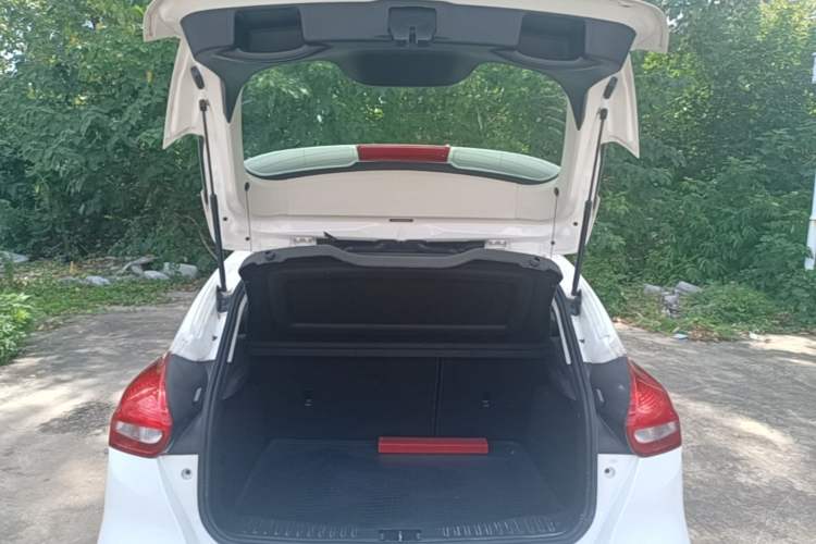 Used Ford Focus 2015 Hatchback 1.6L Automatic Comfort Model Trunk