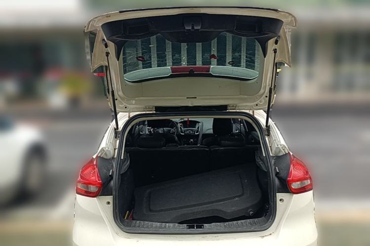 Used Ford Focus 2015 Hatchback 1.6L Automatic Fashion Edition Trunk