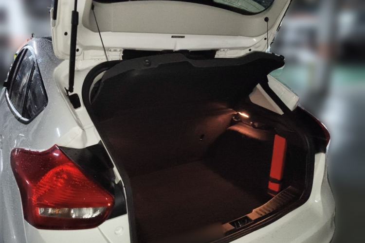 Used Ford Focus 2015 Hatchback 1.6L Automatic Fashion Edition Trunk