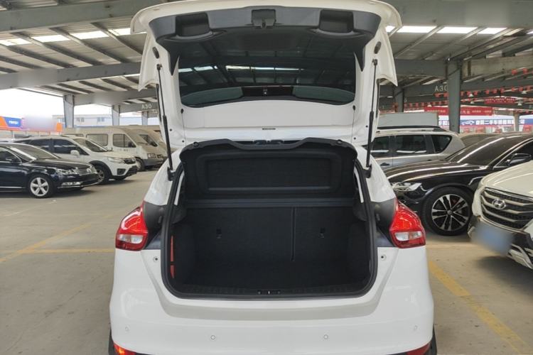 Used Ford Focus 2015 Hatchback 1.6L Automatic Fashion Edition Trunk