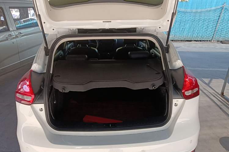 Used Ford Focus 2015 Hatchback 1.6L Automatic Fashion Edition Trunk