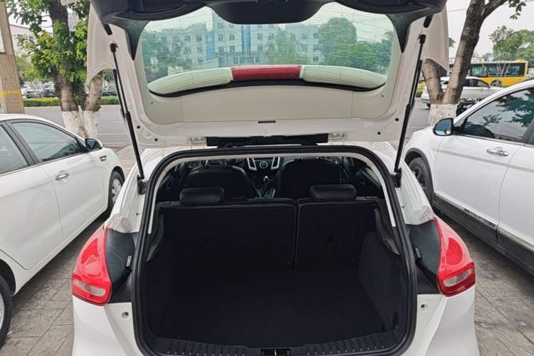 Used Ford Focus 2015 Hatchback EcoBoost 125 Automatic Supreme Style Edition Trunk