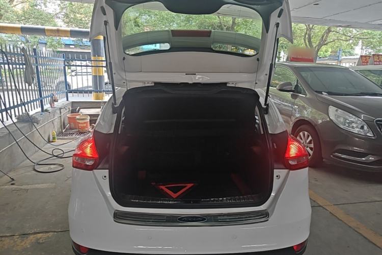 Used Ford Focus 2015 Hatchback EcoBoost 125 Manual – Ultra-Style Edition Trunk
