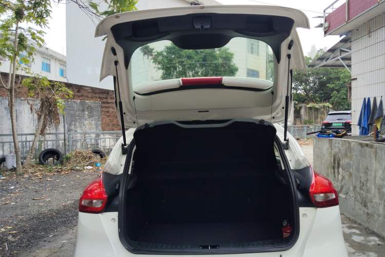 Used Ford Focus 2015 Hatchback 1.6L Automatic Fashion Edition Trunk