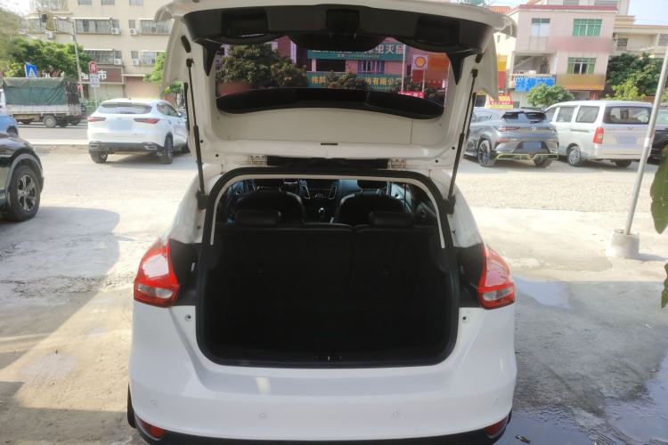 Used Ford Focus 2015 Hatchback EcoBoost 125 Automatic Supreme Style Edition Trunk