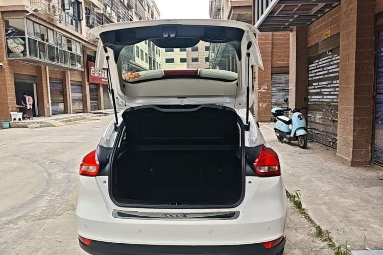 Used Ford Focus 2015 Hatchback 1.6L Automatic Fashion Edition Trunk