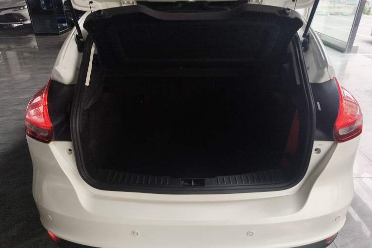 Used Ford Focus 2015 Hatchback 1.6L Automatic Fashion Edition Trunk