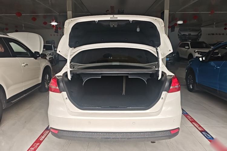Used Ford Focus 2015 Sedan 1.6L Manual Comfort Model Trunk