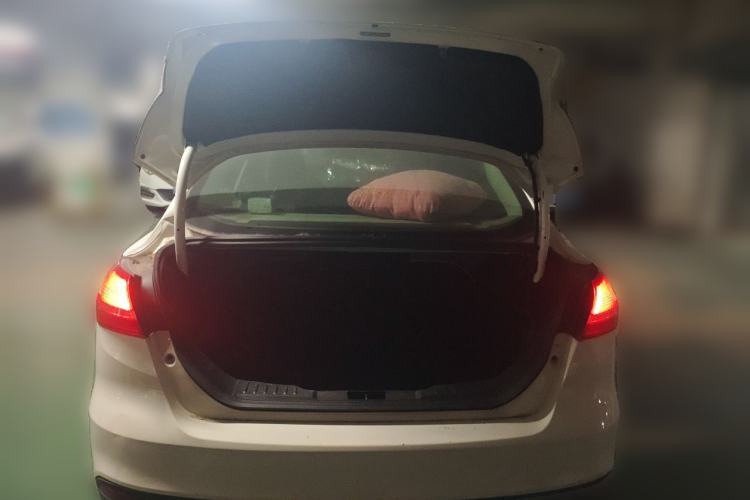 Used Ford Focus 2015 Sedan 1.6L Manual Comfort Model Trunk